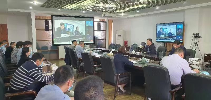 會(huì)議室里的人們描述已自動(dòng)生成