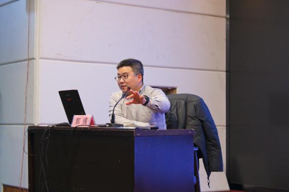 圖片包含 室內(nèi), 墻壁, 人員, 男士描述已自動(dòng)生成