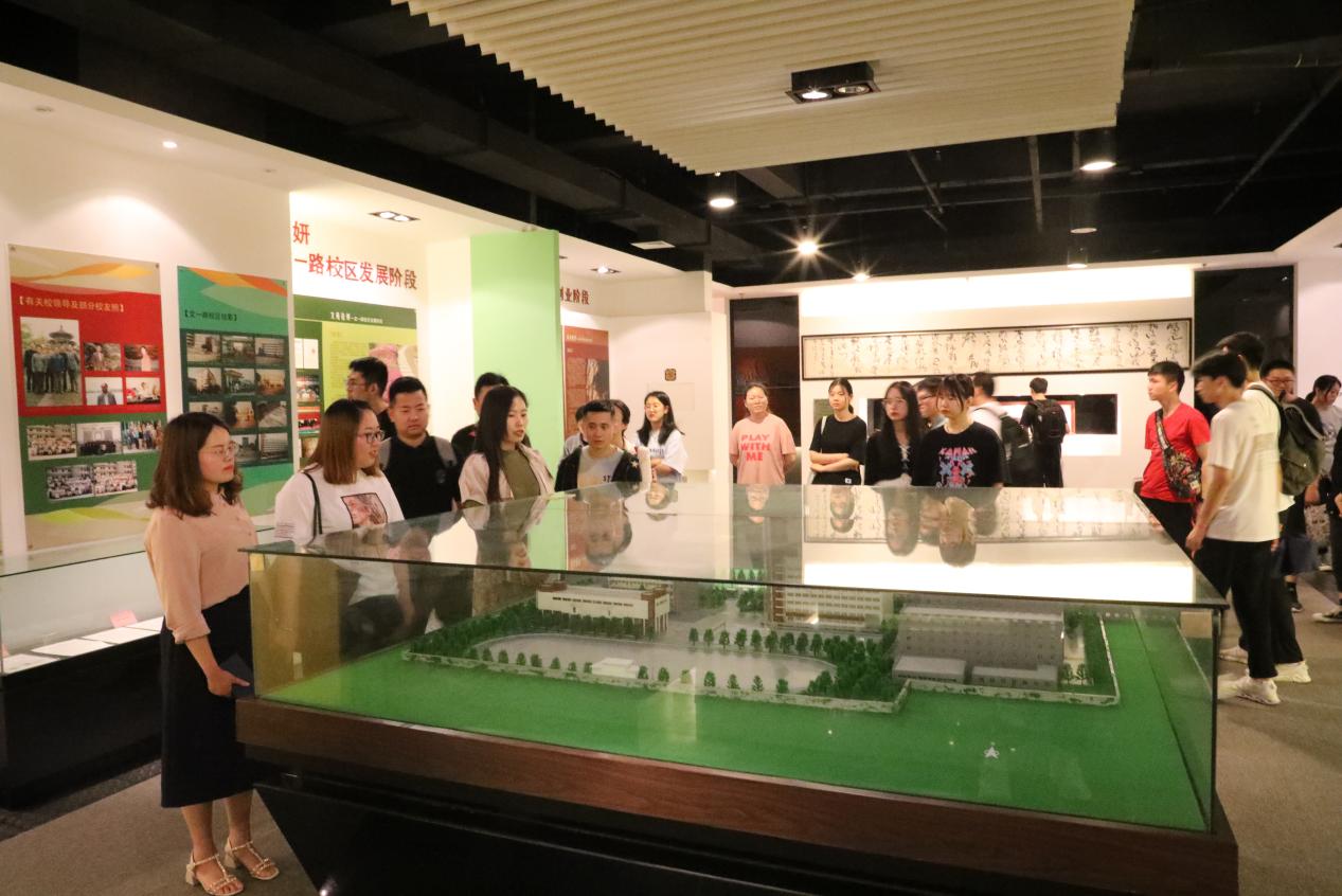 參觀校史館 (2)