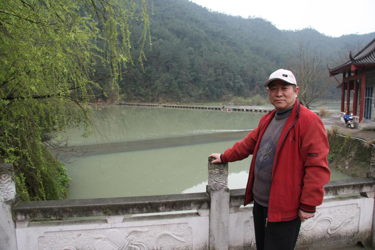 汪長(zhǎng)發(fā)照片.png